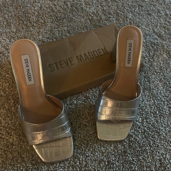 Steve Madden Silver Heels - Picture 2 of 5